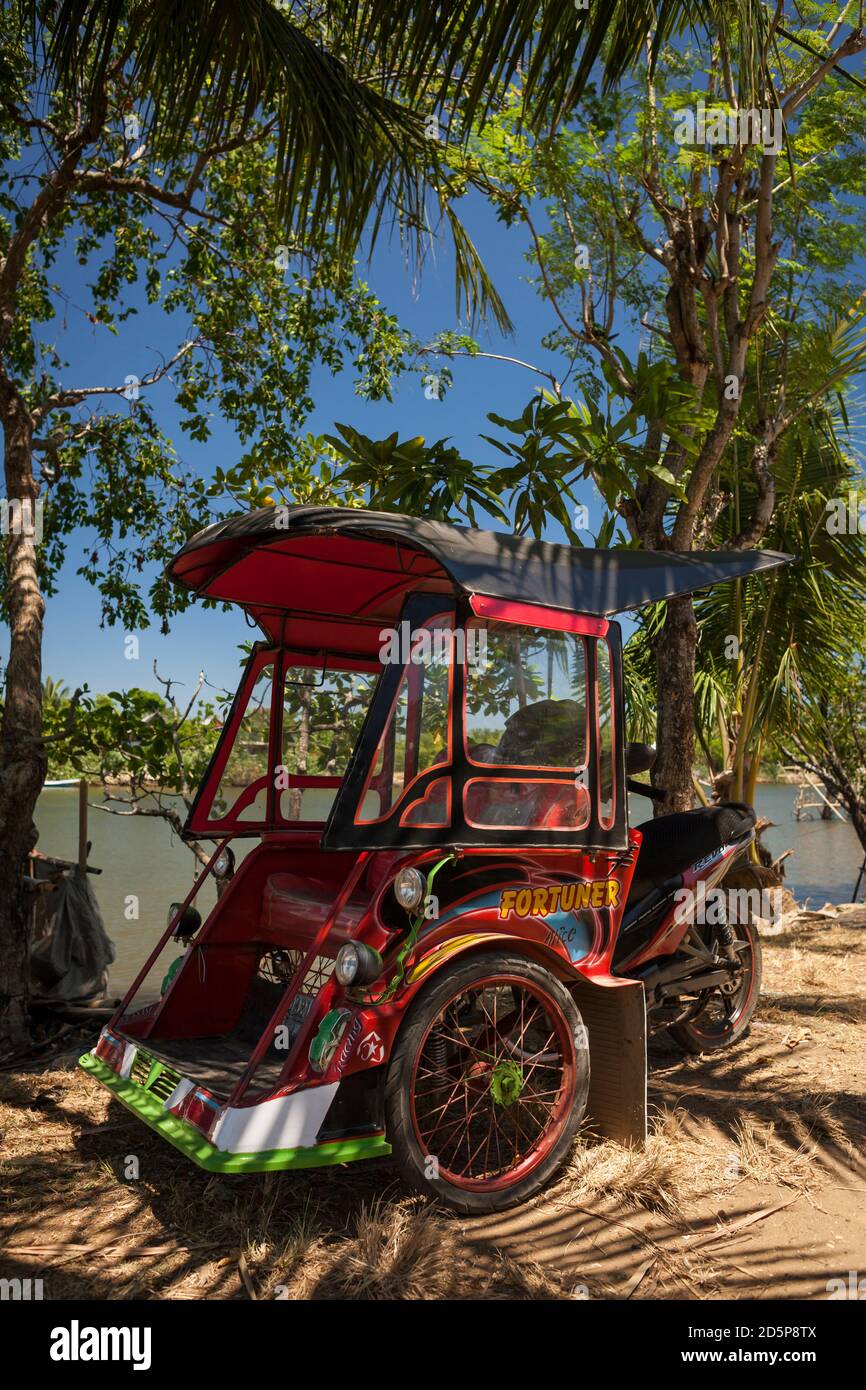 Vertikale Aufnahme von bunten Rikscha geparkt am Flussufer, Süd-Sulawesi, Indonesien Stockfoto