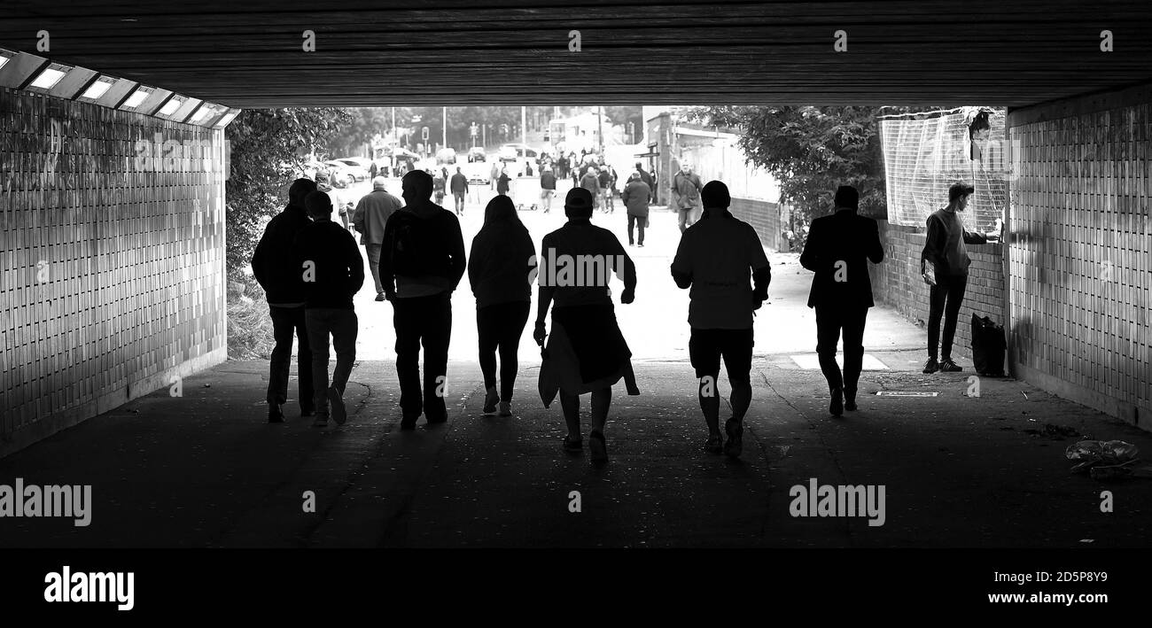 Fans machen sich auf den Weg zum Spiel Stockfoto