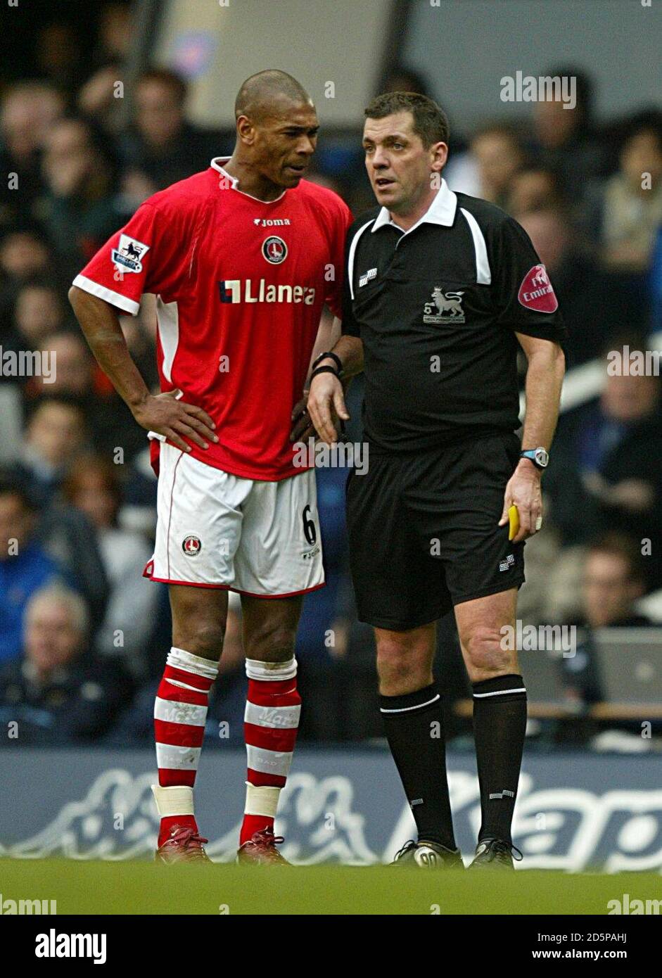 Charlton Athletic's Marcus Bent mit Schiedsrichter Phil Dowd Stockfoto