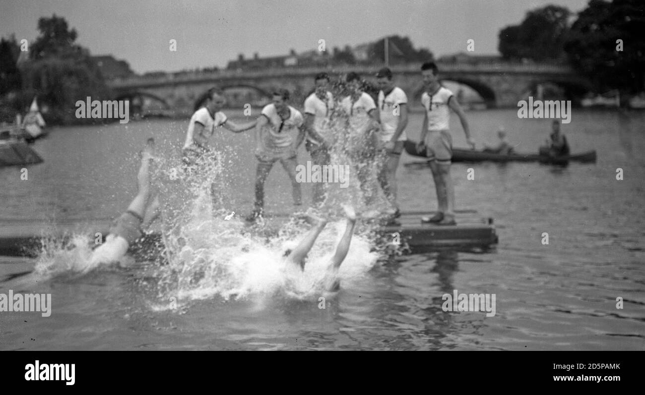 Die Crew der Tabor Academy (USA) würdigt einen Brauch, indem sie ihre cox in den Fluss wirft, nachdem sie die Kent School (USA) im All-American-Finale des Thames Challenge Cup in Henley besiegt hat. Danach sprang auch die Crew ein. Stockfoto