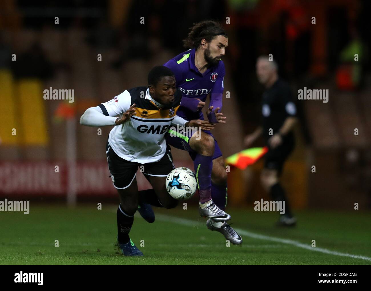 Charlton Athletic's Ricky Holmes (rechts) und Port Vale's Calvin Macintosch Kampf um den Ball Stockfoto