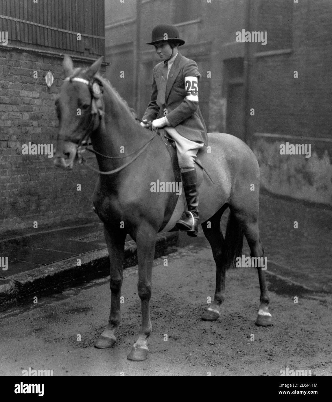 Fräulein Terry Fawcus auf ihrem Pony, Goldfinch, wurde auf der National Pony Show in der Royal Agricultural Hall, Islington, als Meisterin in der Children's Riding Class unter 15 Jahren beurteilt. Stockfoto