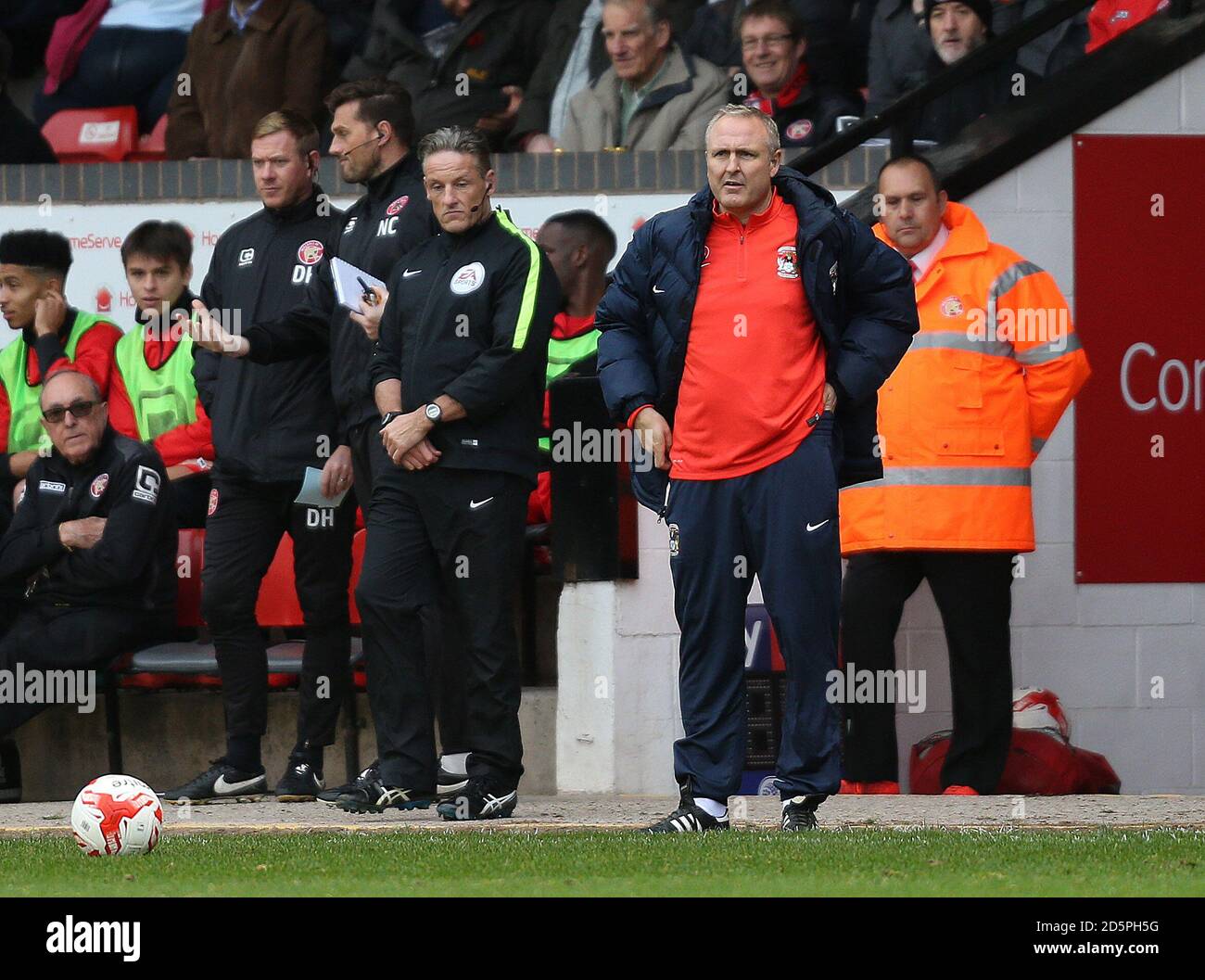 Coventry City-Manager Mark Venus während des Spiels gegen Walsall Stockfoto