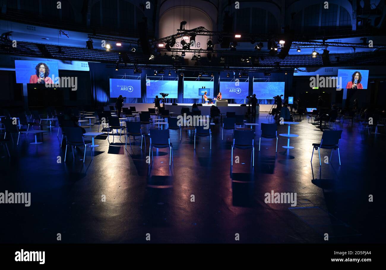 14. Oktober 2020, Hessen, Frankfurt/Main: Vor vielen leeren Stühlen, ohne Publikum, findet auf der ARD-Buchmesse-Bühne in der Festhalle ein Gespräch mit der Autorin Anne Weber, Preisträgerin des Deutschen Buchpreises 2020, statt. Die korona-konditionierte Sonderausgabe 2020 der Buchmesse findet vom 14. Bis 18. Oktober statt. Foto: Arne Dedert/dpa Stockfoto