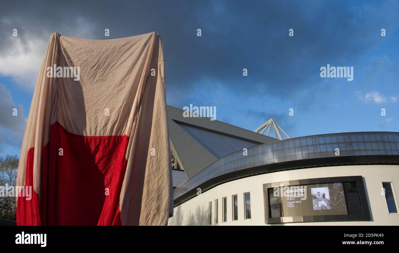 Enthüllung der neuen John Atyeo Statue. John Atyeos herausragender Beitrag zum Fußballverein wurde mit der Enthüllung einer lebensgroßen Bronzestatue des ehemaligen England Center Forward vor dem Anstoß gegen den Brighton gefeiert, der wohl der größte Spieler war, der jemals ein Bristol City Shirt trug. Stockfoto