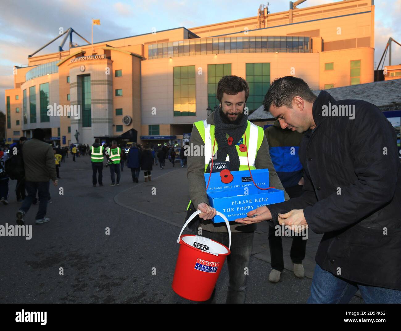 Poppy Appeal Sammlung vor Stamford Bridge vor dem Spiel zwischen Chelsea und Everton. Stockfoto