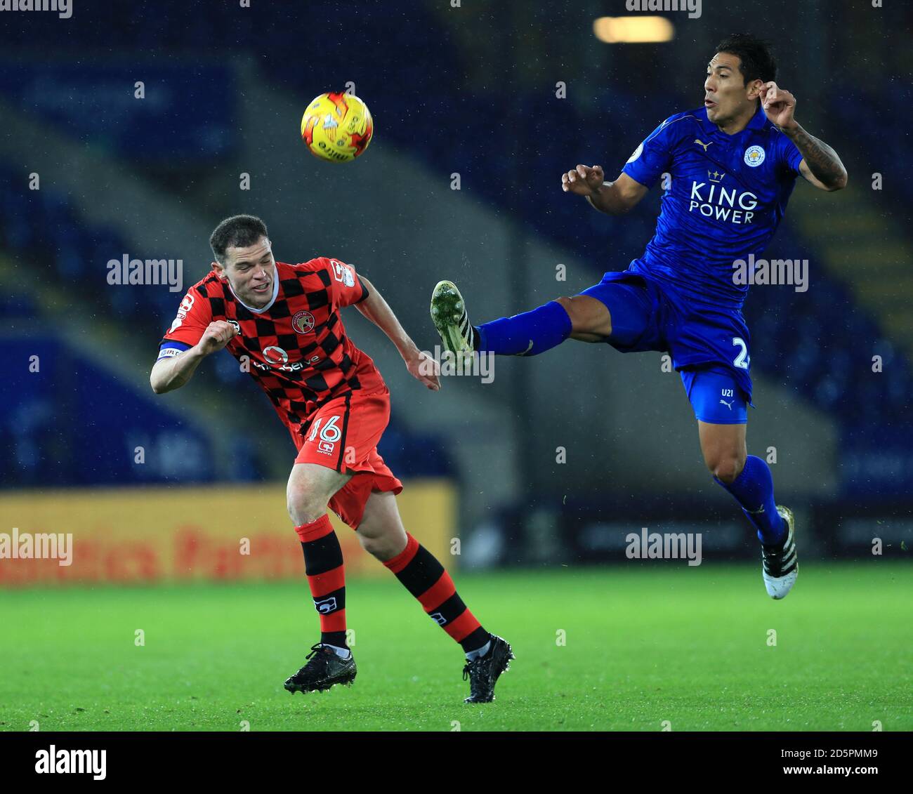 Leonardo Ulloa von Leicester City (rechts) und Matt Preston von Walsall Für den Ball Stockfoto