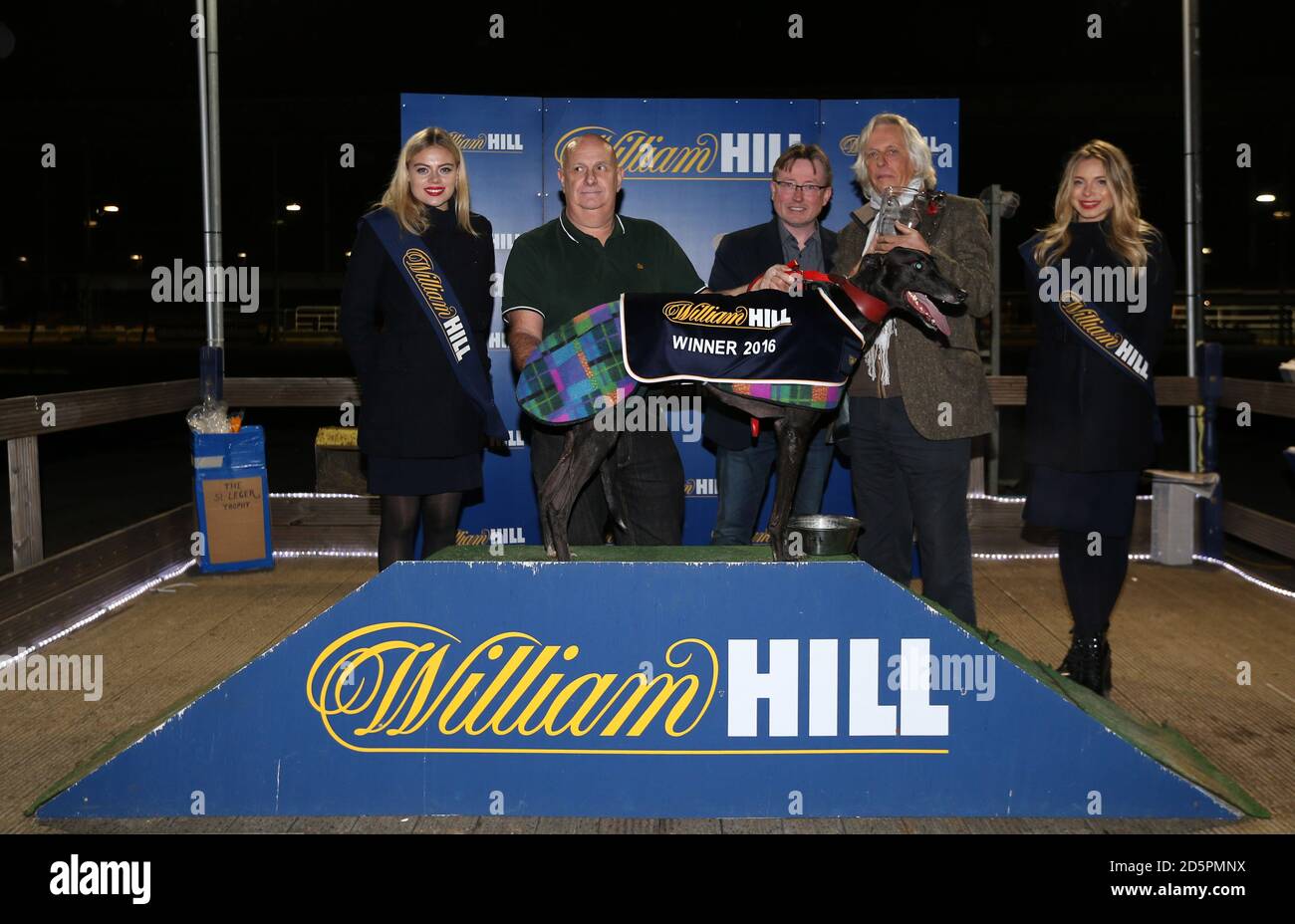 William Hill Best Odds Guaranteed 480 Hürdengewinner Razldazl Raidio und Präsentation Party, Trophäe von William Hill Peter Clancy, im Wimbledon Greyhound Stadium Stockfoto