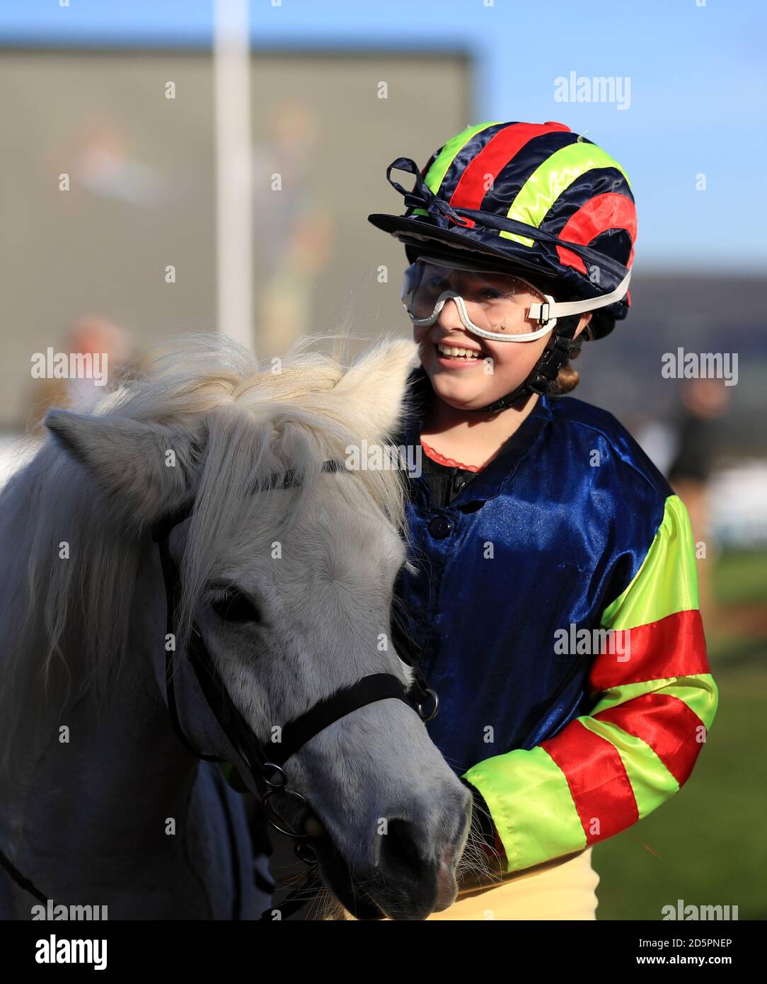 Der Gewinner des Shetland Pony Race Annabel Candy On Fordleigh Sophia während des Landtages der Offenen an Cheltenham Rennbahn Stockfoto