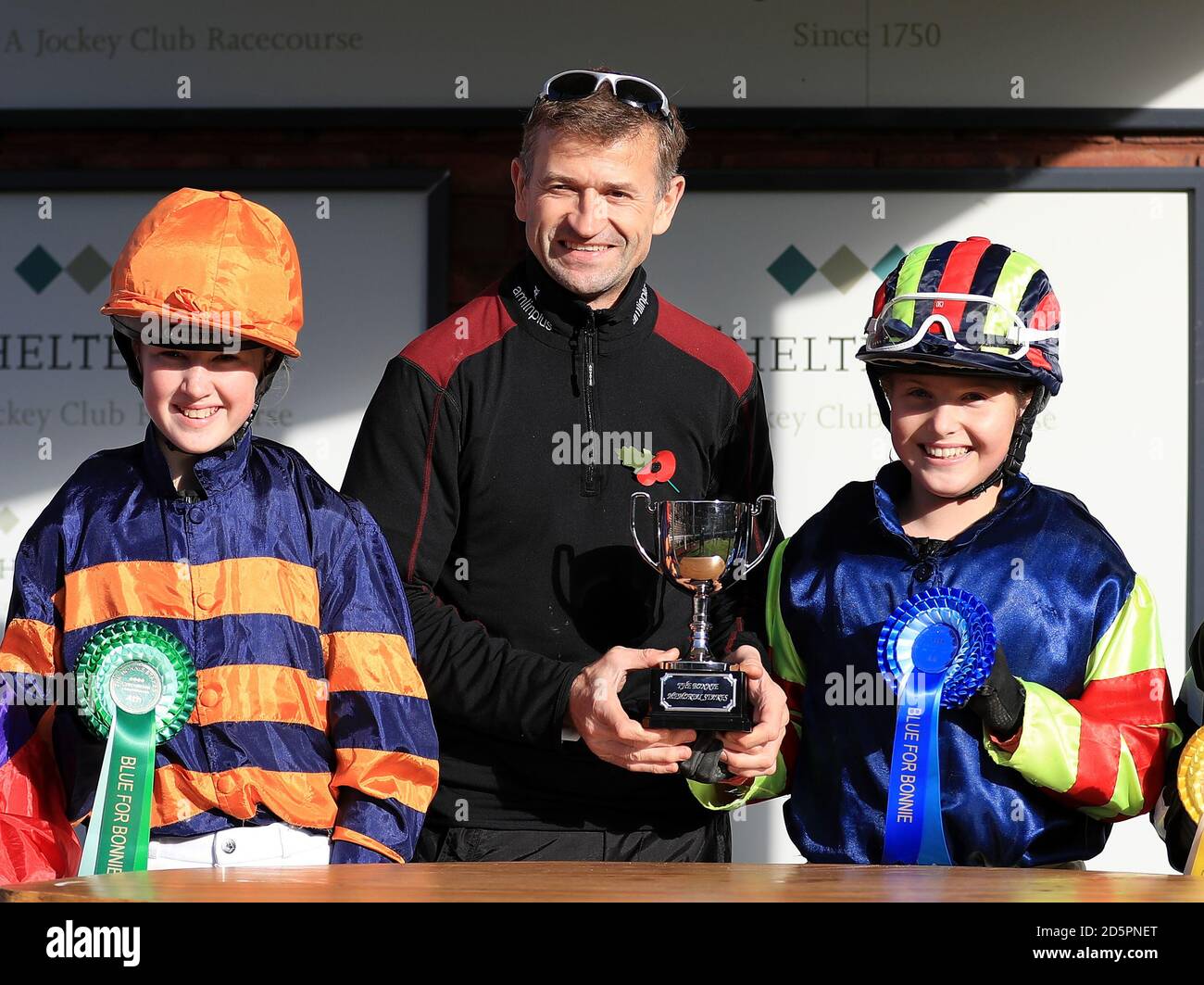 Der Gewinner des Shetland Pony Race Annabel Candy (rechts) Während der Landschaftstag der Open auf der Cheltenham Rennbahn Stockfoto