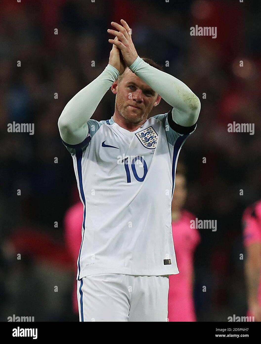 Englands Wayne Rooney applaudiert den Fans nach dem Spiel Stockfoto