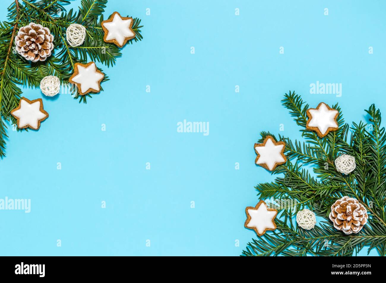 Kunststoff frei Weihnachten flach legen mit Bio-Urlaub Dekoration: Nadelbaum Äste, Tannenzapfen, Zimt Stern Cookies auf blauem Hintergrund Stockfoto