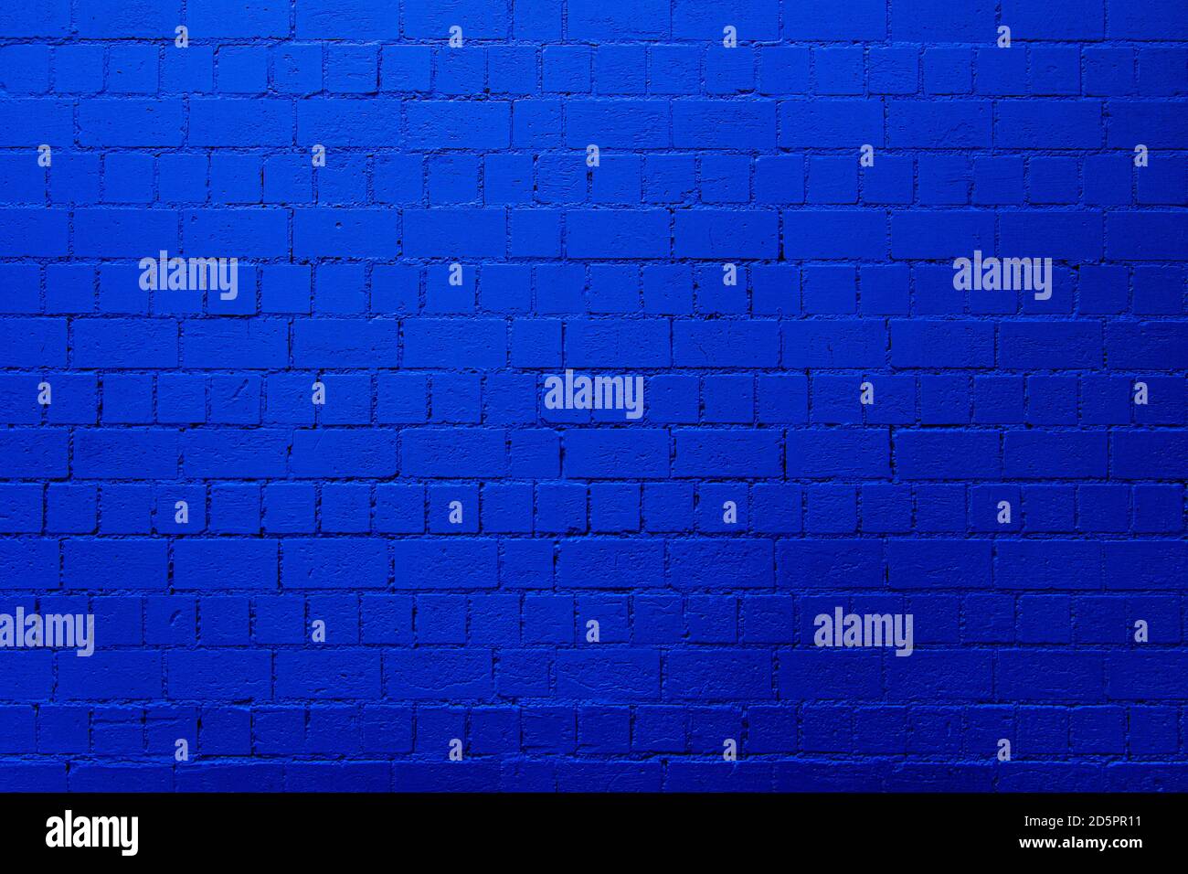 Blauer Backstein Wand Hintergrund mit Schattierungen von hell und dunkel Blau Stockfoto