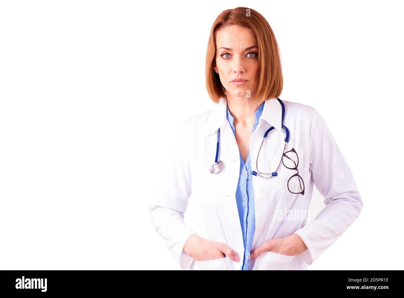 Studio-Porträt der Ärztin auf isoliertem weißem Hintergrund stehen. Speicherplatz kopieren. Stockfoto