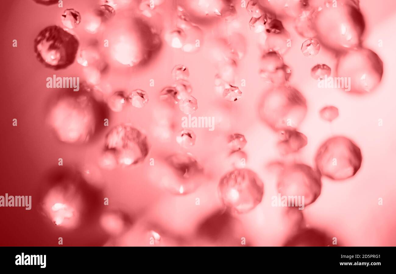Abstrakt rot rund defokussierte hängen Cristals Hintergrund. Verwischen Sie magische Lichter. Stockfoto