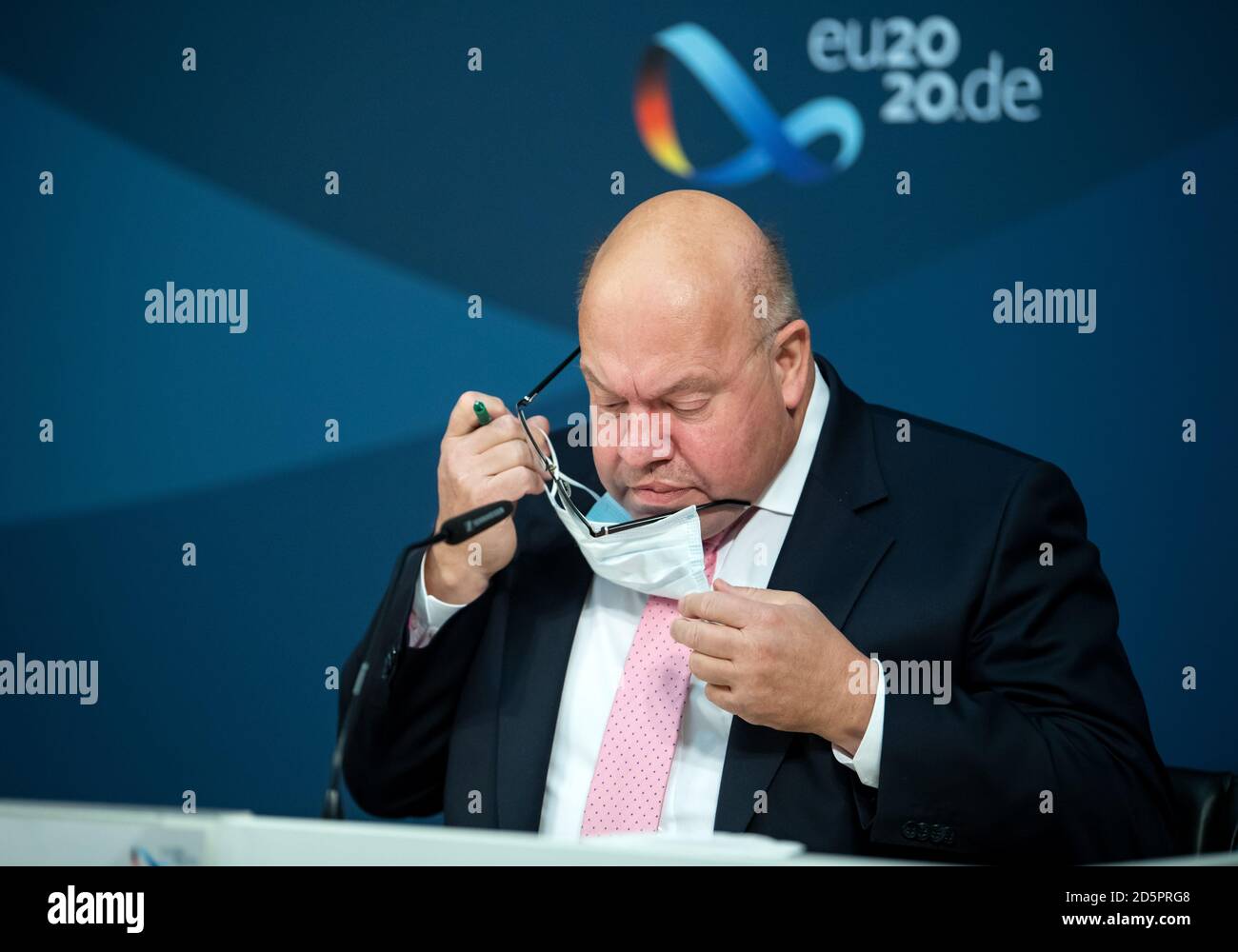 Berlin Deutschland Oktober 2020 Peter Altmaier Cdu Bundesminister Fur Wirtschaft Und Energie Zieht Bei Einer Pressekonferenz Am Runden Tisch Zum Thema Windenergie Eine Mundnasenmaske Aus Zur Online Konferenz Sind Vertreter Der Lander Anderer