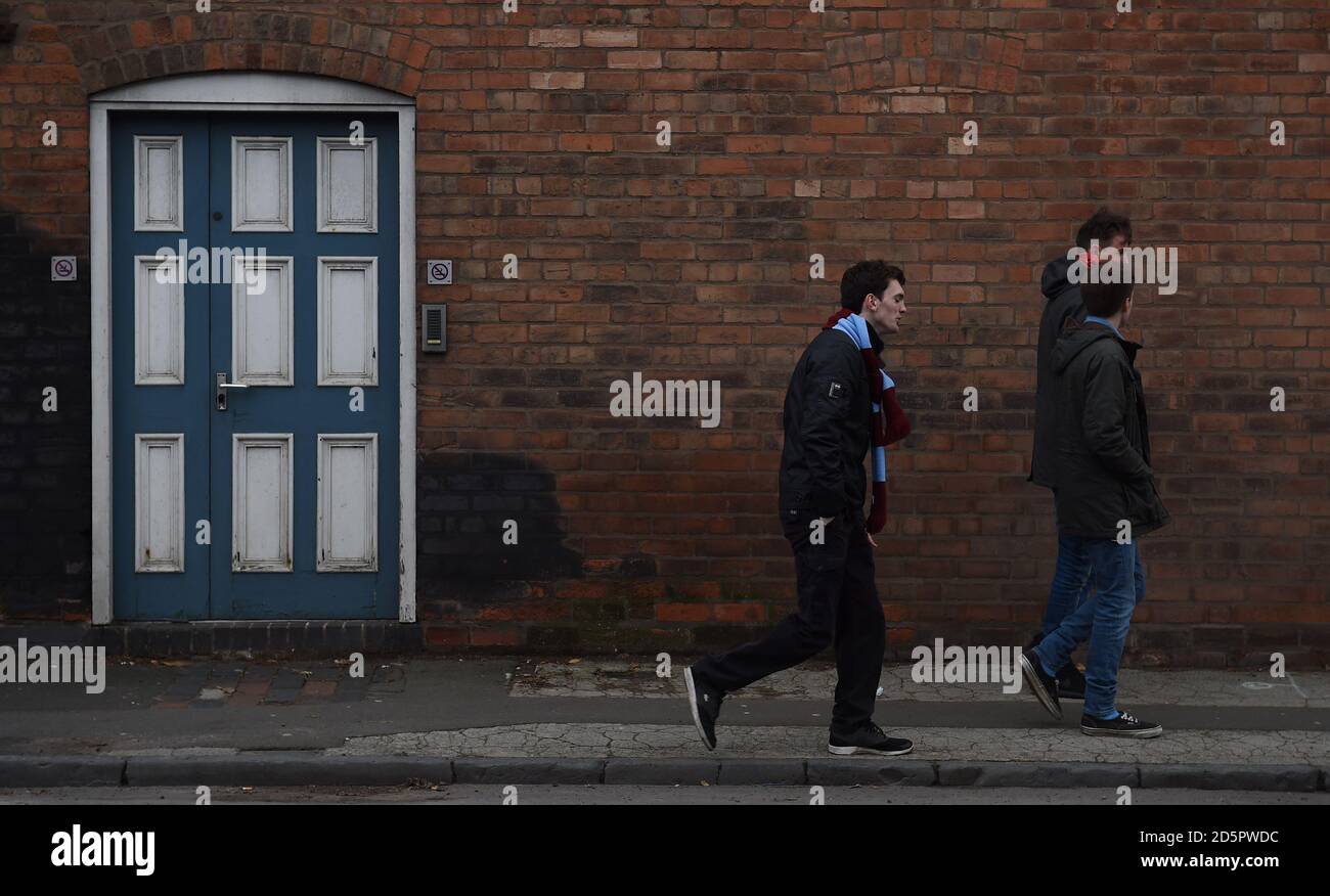 Aston Villa Fans kommen vor dem Spiel gegen Cardiff an Stadt Stockfoto