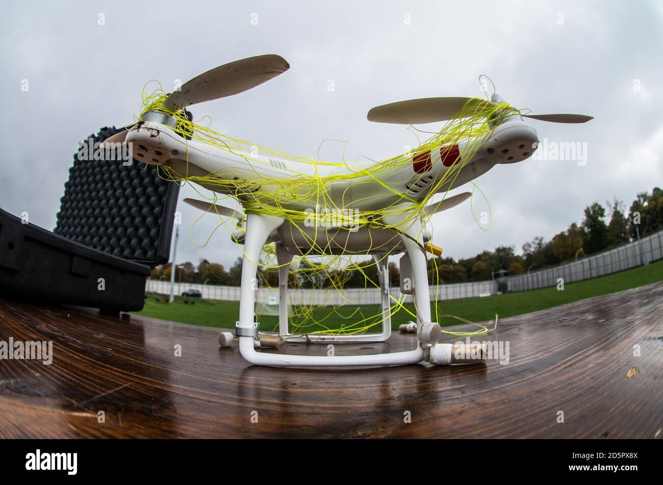 München, Bayern, Deutschland. Oktober 2020. Eine Drohne mit dem Droptec  Dropster-Netz darauf. Im Rahmen des Kampfes gegen den Schmuggel von  Schmuggelware wie Drogen und Waffen in Gefängnisse und Gefängnisse testet  das bayerische