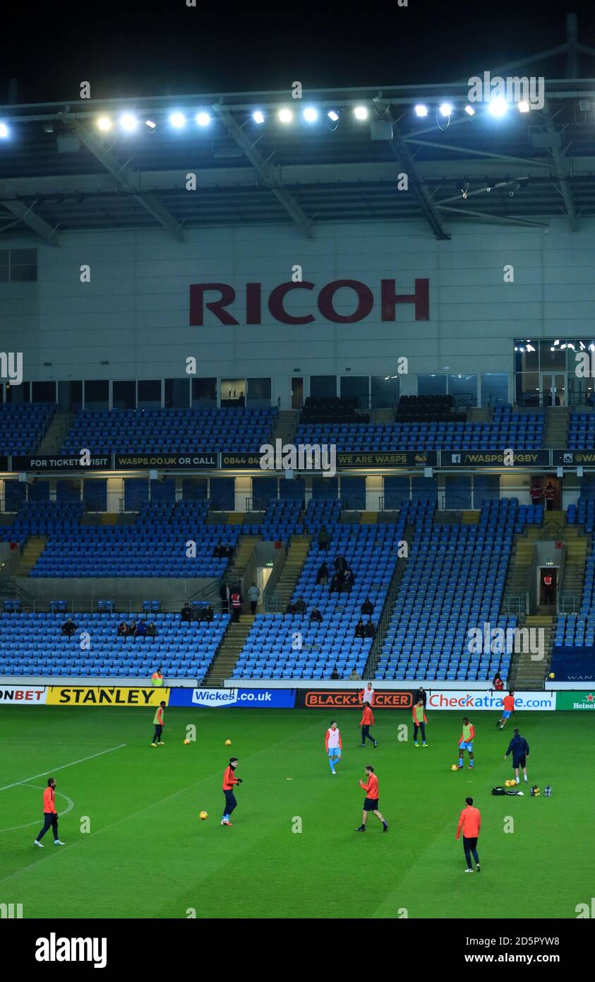 Die Spieler von Coventry City wärmen sich vor dem Anpfiff auf Stockfoto