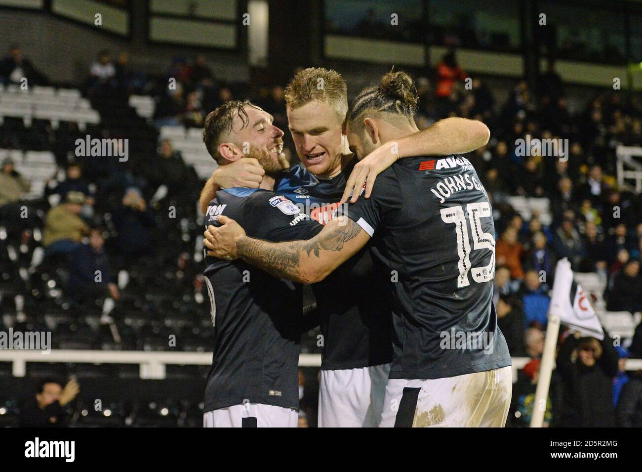 Alex Pearce von Derby County feiert das zweite Tor seines Spielers während des Sky Bet Championship-Spiels im Craven Cottage, London Stockfoto