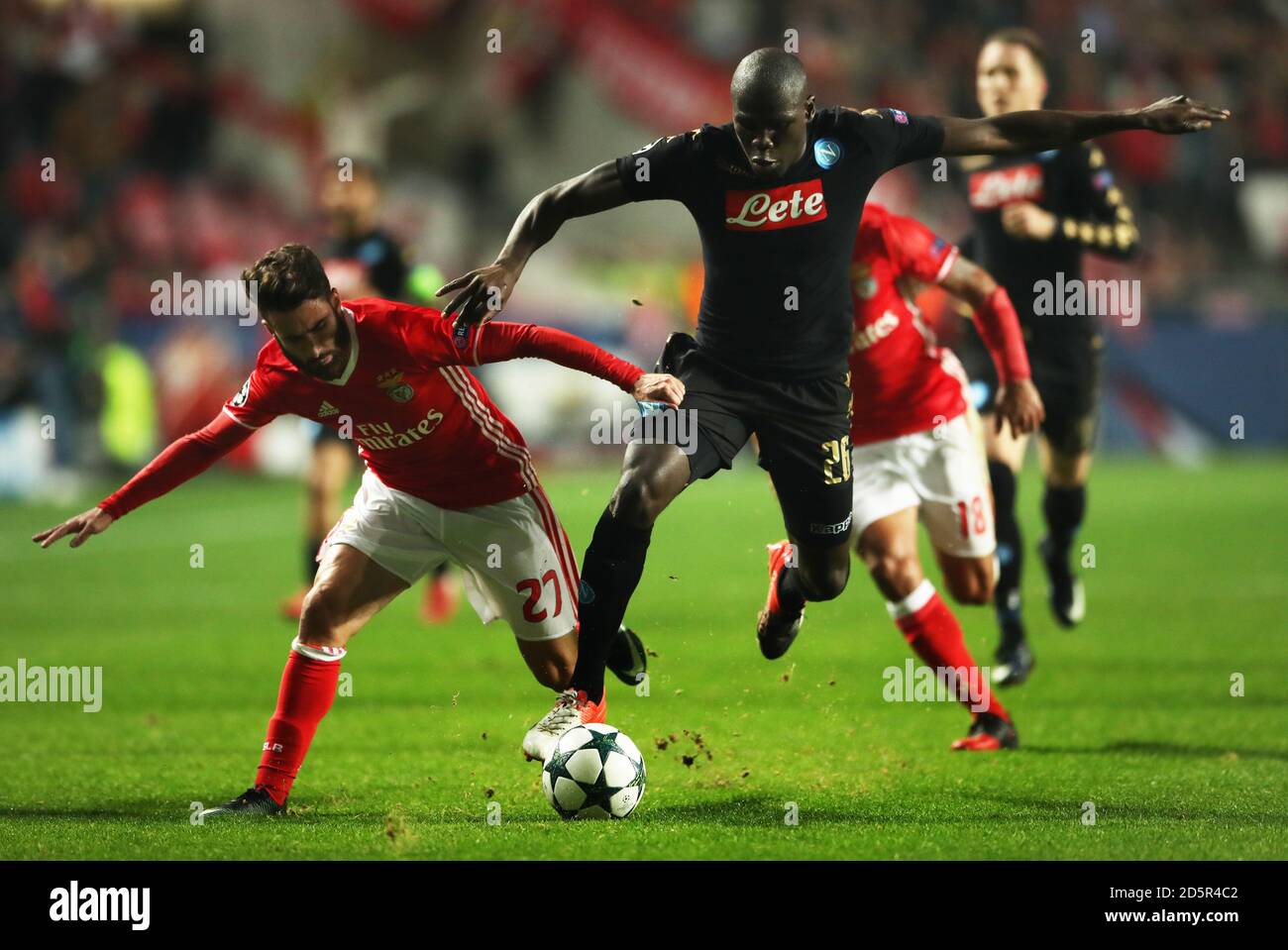 Napoli's Kalidou Koulibaly (rechts) und Benfica's Alexandre Rafa Silva Schlacht Für den Ball Stockfoto