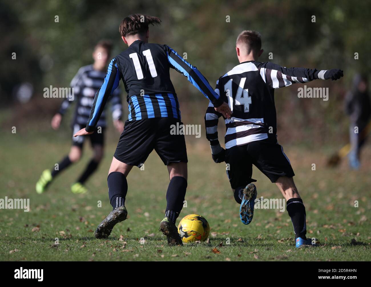 Chorleywood Common Youth Hurricane U15 's (schwarz und weiß Kit) / Berkhamsted Raiders Black U15 's (blau und schwarz Kit) in Chorleywood House, Hertfordshire. Stockfoto