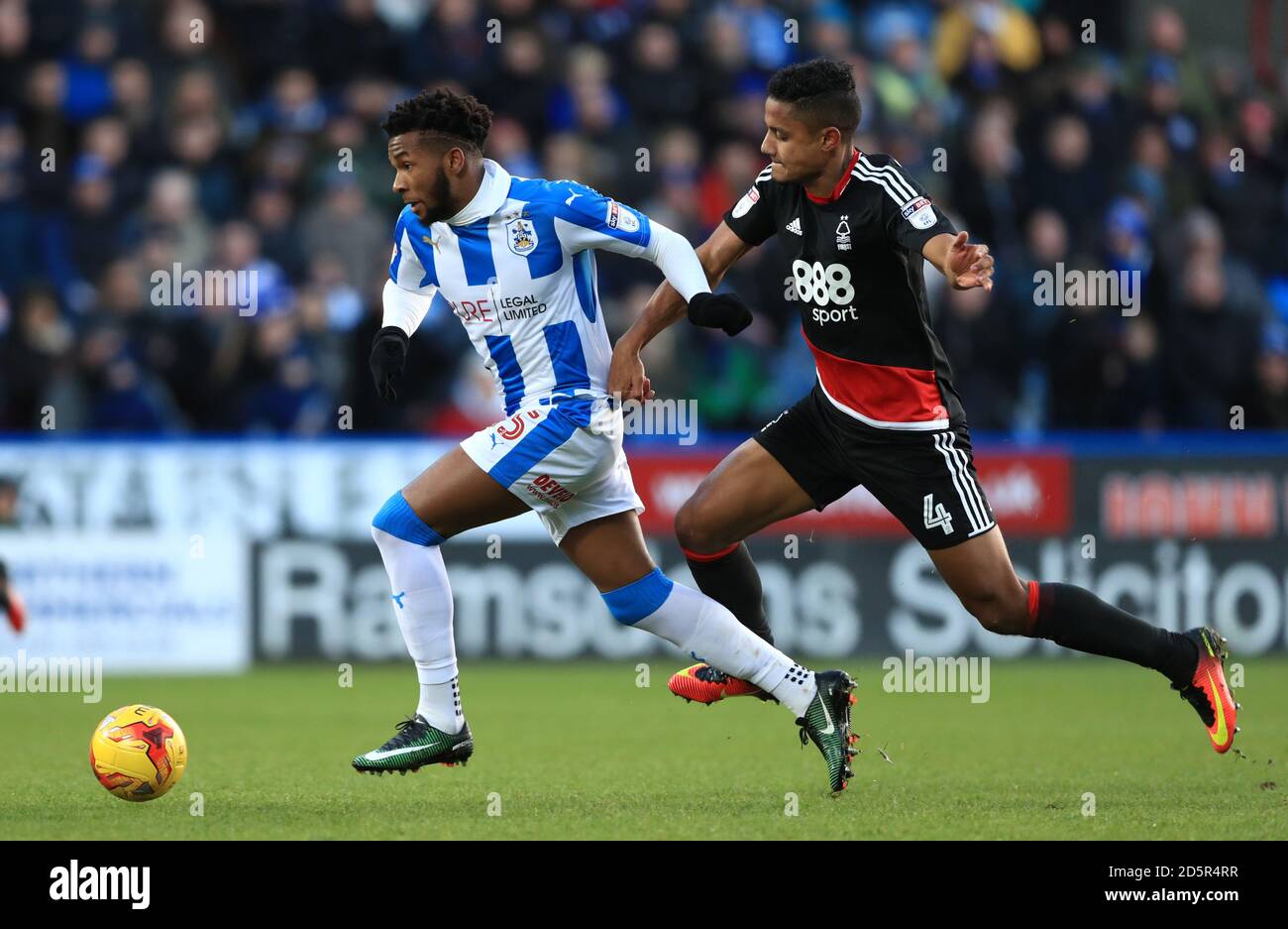 Kasey Palmer von Huddersfield Town, (links) kämpft um den Ballbesitz mit Michael Mancienne aus Nottingham Forest, (rechts) Stockfoto