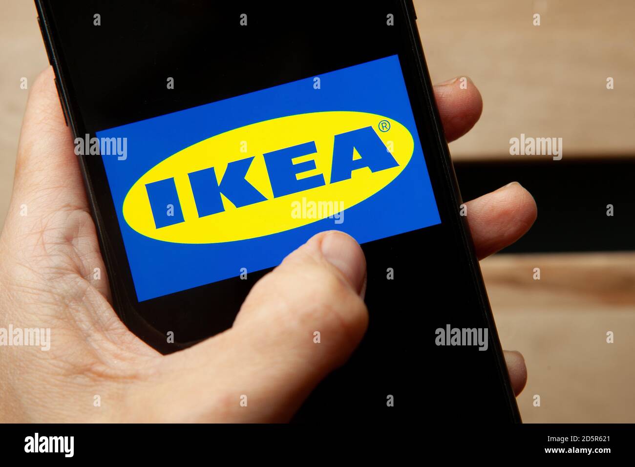 Logo von Ikea auf dem iPhone 11 Bildschirm in der Hand. Größte Interior Design-Unternehmen und Store startet einen gebrauchten Möbelmarkt aus zweiter Hand. Stockfoto