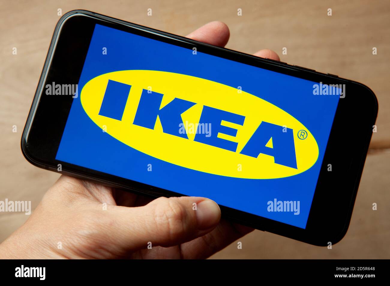 Logo von Ikea auf dem iPhone 11 Bildschirm in der Hand. Größte Interior Design-Unternehmen und Store startet einen gebrauchten Möbelmarkt aus zweiter Hand. Stockfoto