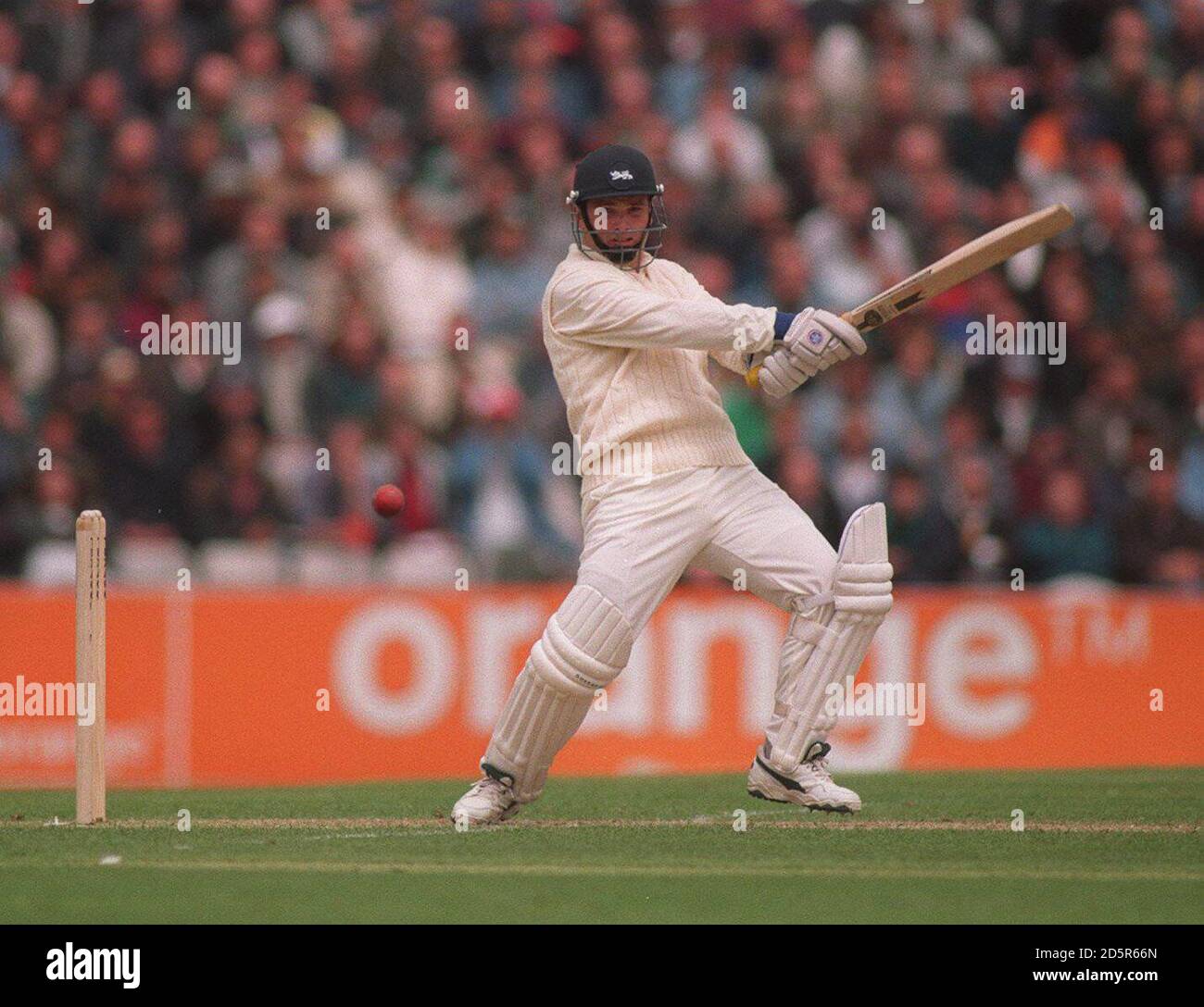 Englands Mark Ealham schlagen Stockfoto