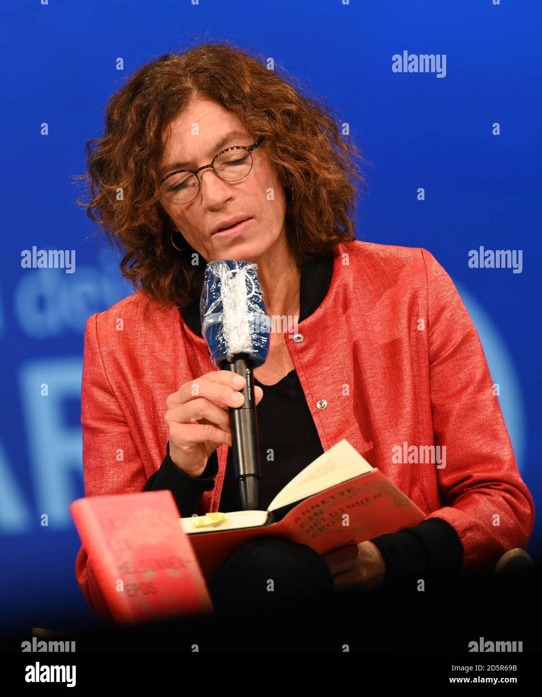 14. Oktober 2020, Hessen, Frankfurt/Main: Autorin Anne Weber, Preisträgerin des Deutschen Buchpreises 2020, liest während einer Diskussion auf der ARD-Buchmesse-Bühne in der Festhalle. Die korona-bezogene Sonderausgabe 2020 der Buchmesse findet vom 14. Bis 18. Oktober statt. Foto: Arne Dedert/dpa Stockfoto