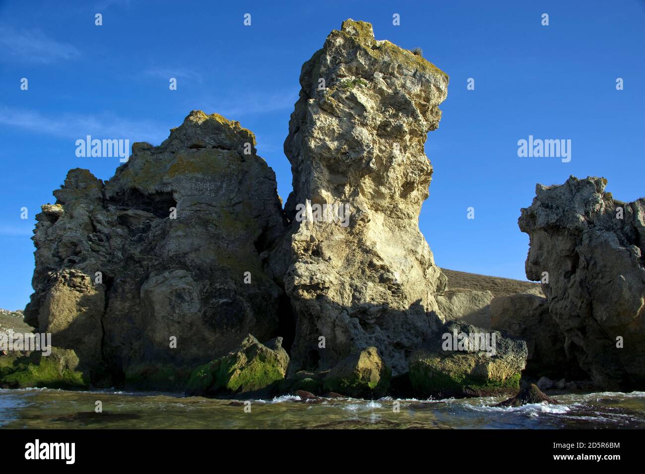 Eine bizarre Felsformation an den Ufern des Asowschen Meeres. Stockfoto
