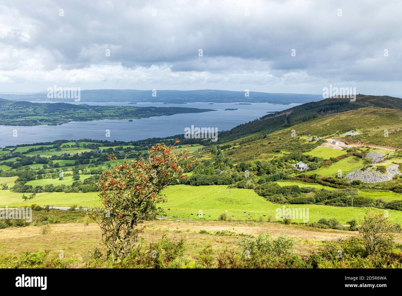 Blick über Lough Derg von Tountinna, Tonn Toinne, in den ARRA Mountains auf dem Lough Derg Way, County Tipperary, Irland Stockfoto