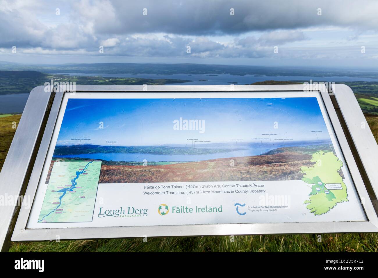 Touristeninformationsschild in Tountinna, Tonn Toinne, in den ARRA Mountains am Lough Derg Way, Grafschaft Tipperary, Irland Stockfoto