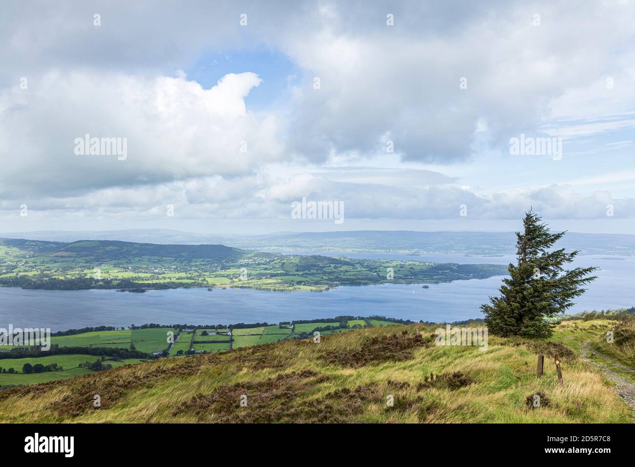 Blick über Lough Derg von Tountinna, Tonn Toinne, in den ARRA Mountains auf dem Lough Derg Way, County Tipperary, Irland Stockfoto