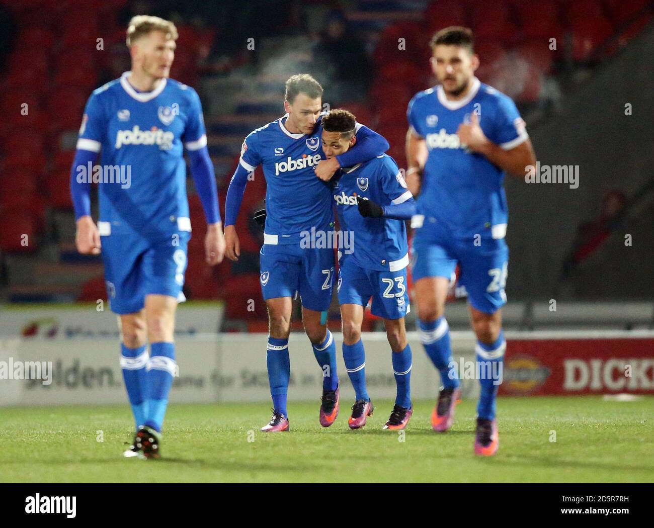 Portsmouth's Kal Naismith (2. Links) Feiert Scoring seiner Seiten erstes Tor mit Teamkollege Kyle Bennett (3. Links) Stockfoto