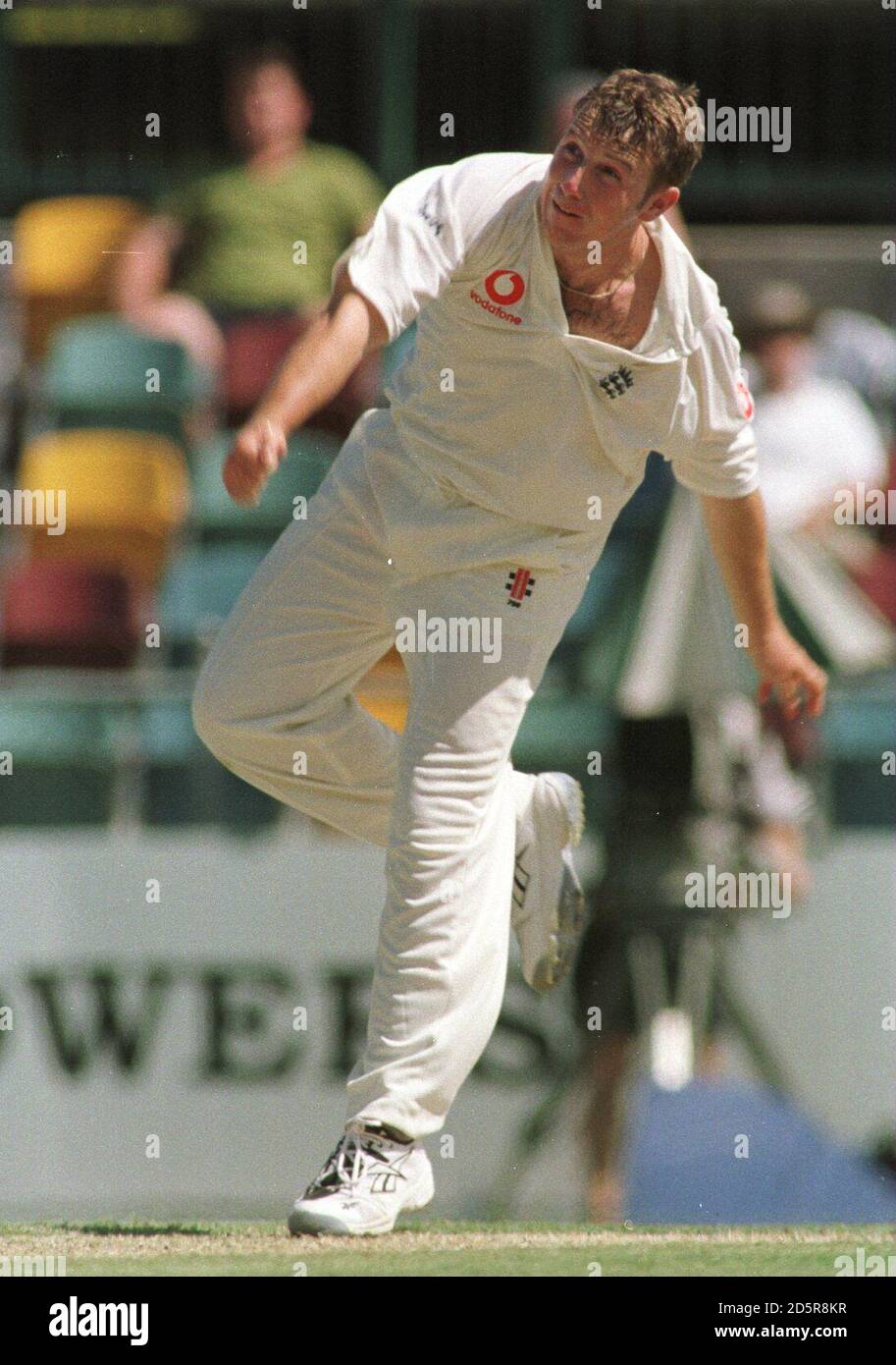 Englands Robert Croft bowls gegen Australien Stockfoto