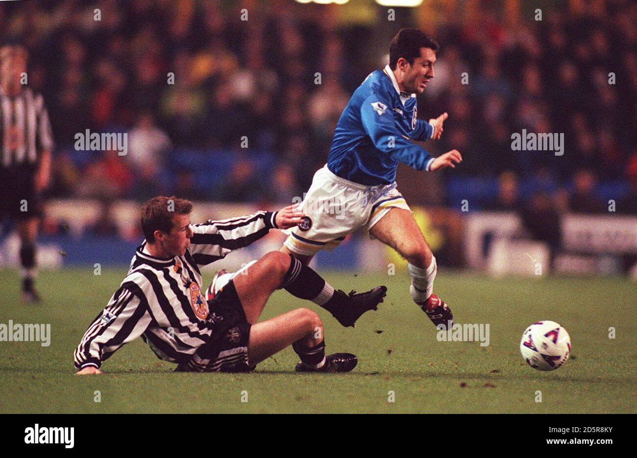 Evertons John Collins wird von Newcastles Paul Dalglish in Angriff genommen Stockfoto