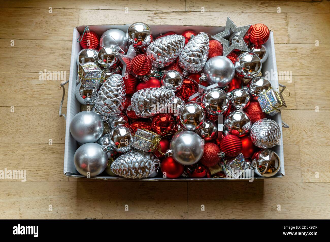 Rote und silberne Weihnachtskugeln in einer Schachtel Stockfoto