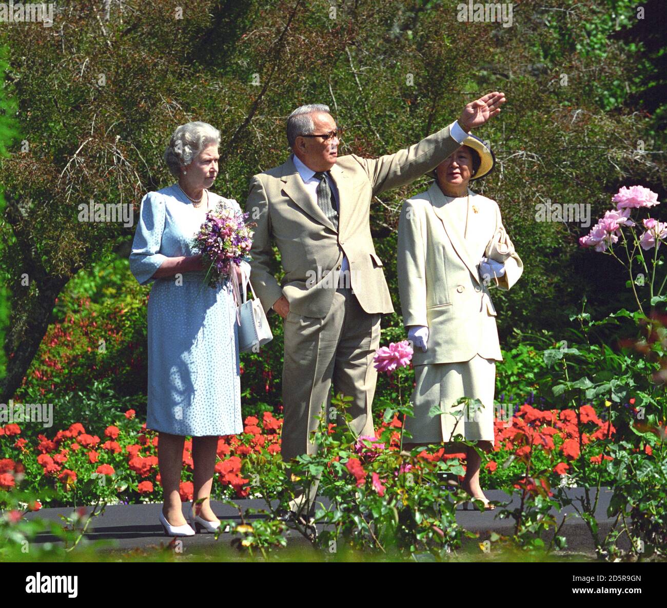 Königin Elizabeth II spaziert mit dem Statthalter von British Columbia, David Lam, durch die Gärten des Government House. Stockfoto