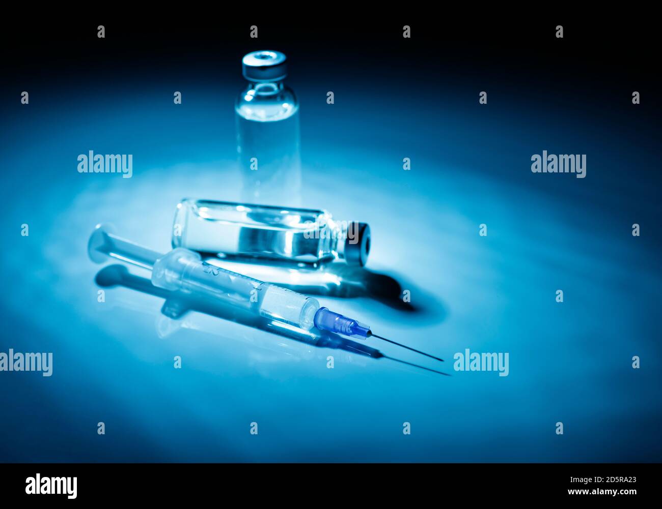 Eine Spritze und zwei Fläschchen mit Injektionsmaterial Stockfoto