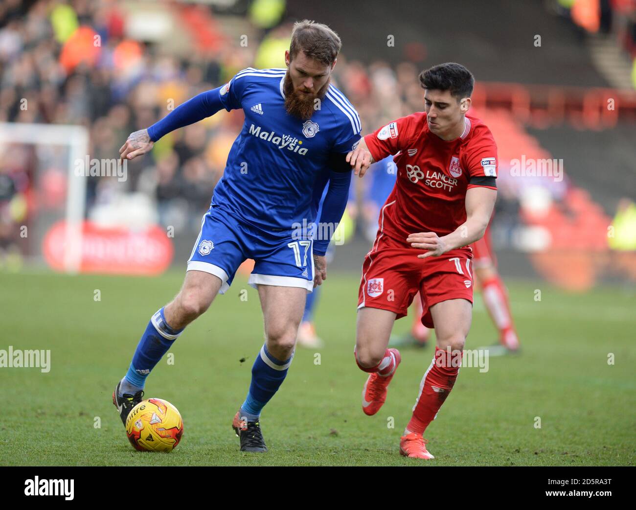 Callum O'Dowda (rechts) von Bristol City und Aron Gunnarsson von Cardiff City (Links) Kampf um den Ball Stockfoto