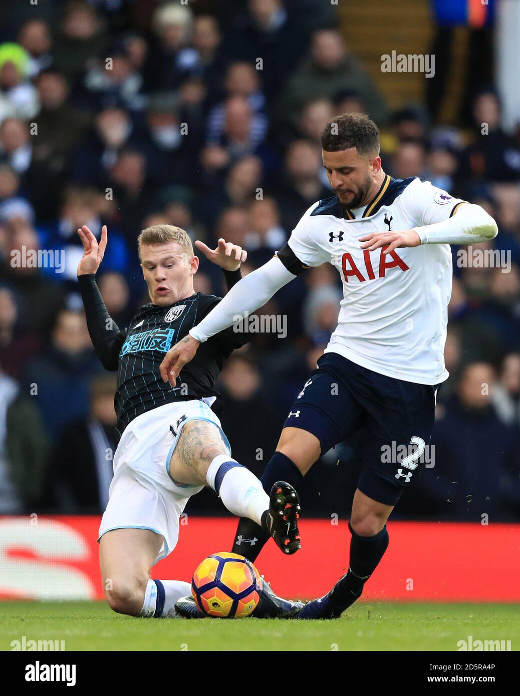 West Bromwich Albions Chris Brunt (links) und Tottenham Hotspur's Kyle Walker kämpfen um den Ball Stockfoto