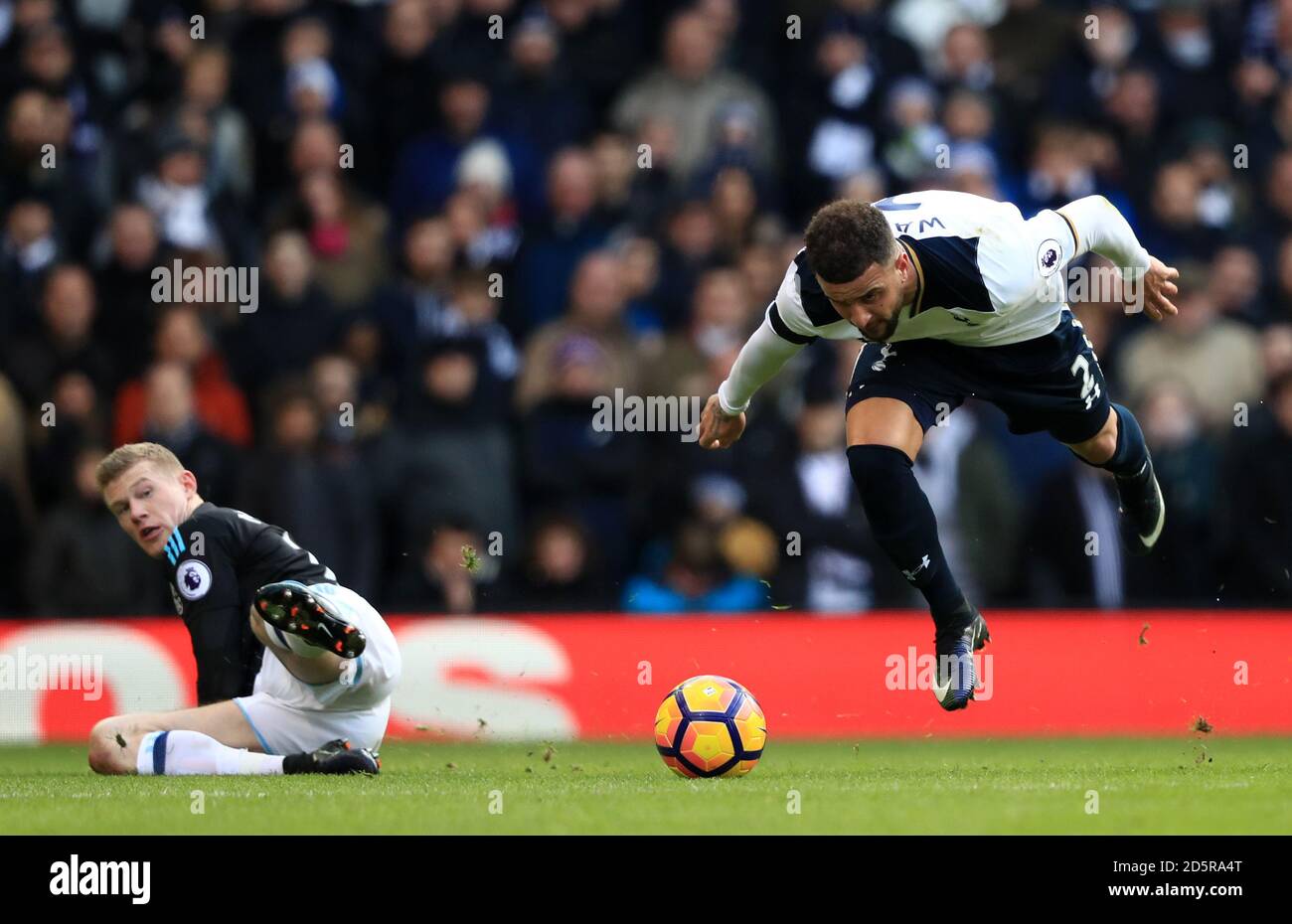 West Bromwich Albions Chris Brunt (links) und Tottenham Hotspur's Kyle Walker kämpfen um den Ball Stockfoto