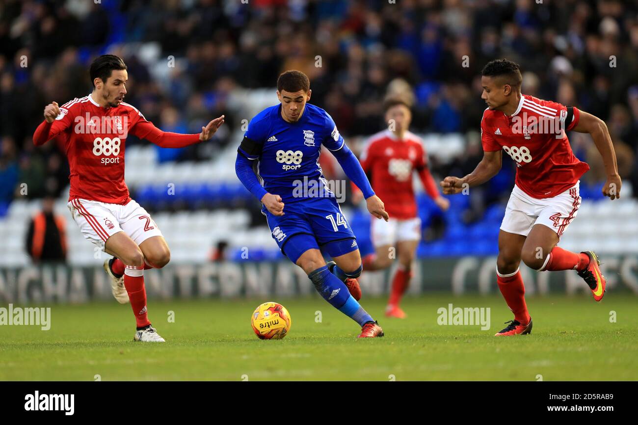 Che Adams von Birmingham City nimmt die Lica des Nottingham Forest auf (links) Und Michael Mancienne (rechts) Stockfoto