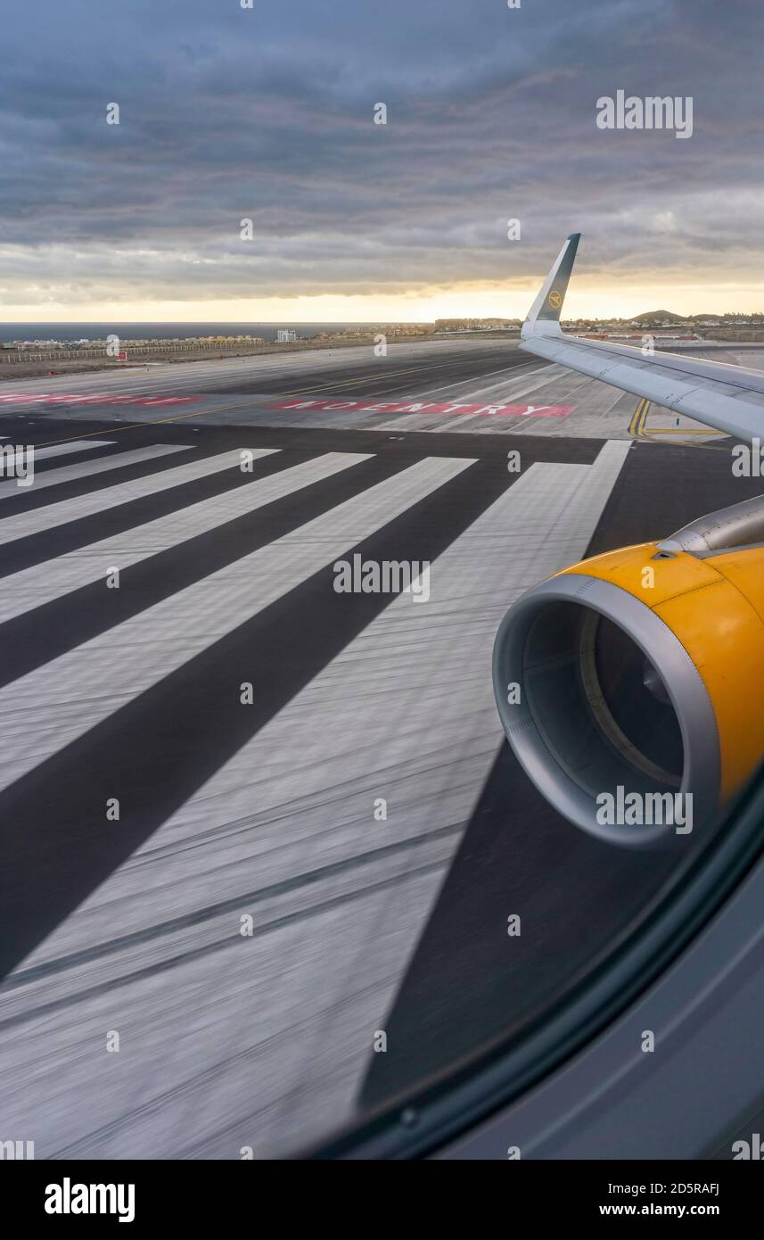 Condor-Flugzeuge Rollen auf die Start- und Landebahn des Flughafens teneriffa Süd Stockfoto
