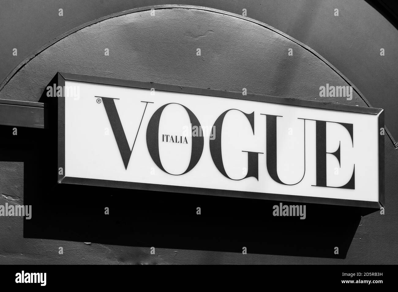 Vogue Markenlogo auf einem Zeitungskiosk. Vogue ist ein monatliches Mode- und Lifestyle-Magazin, das viele Themen abdeckt, darunter Mode, Schönheit, Kultur Stockfoto