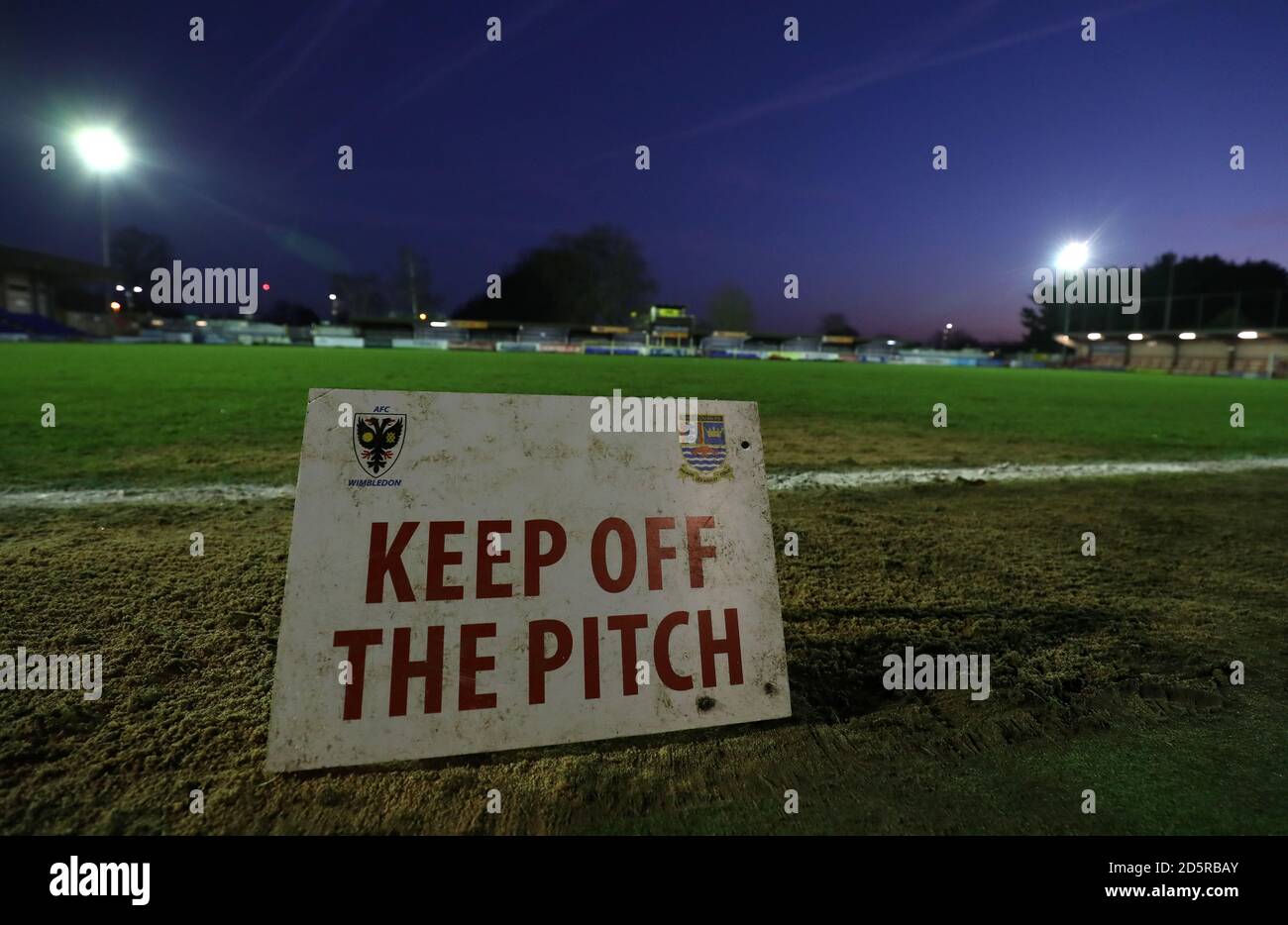 Allgemeine Ansicht eines Keep des Pitch-Schildes bei Das Cherry Red Records Stadion vor dem Anpfiff Stockfoto