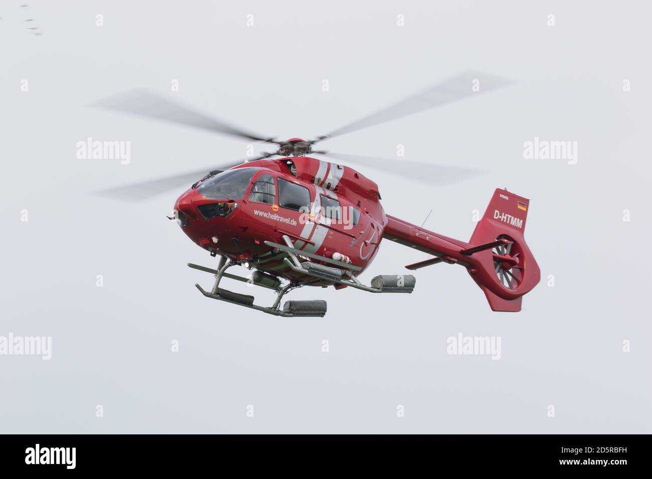 Hubschrauber, der Passagier zu und von den friesischen Inseln bringt. Niedersachsen. Deutschland. Oktober 2020 Stockfoto