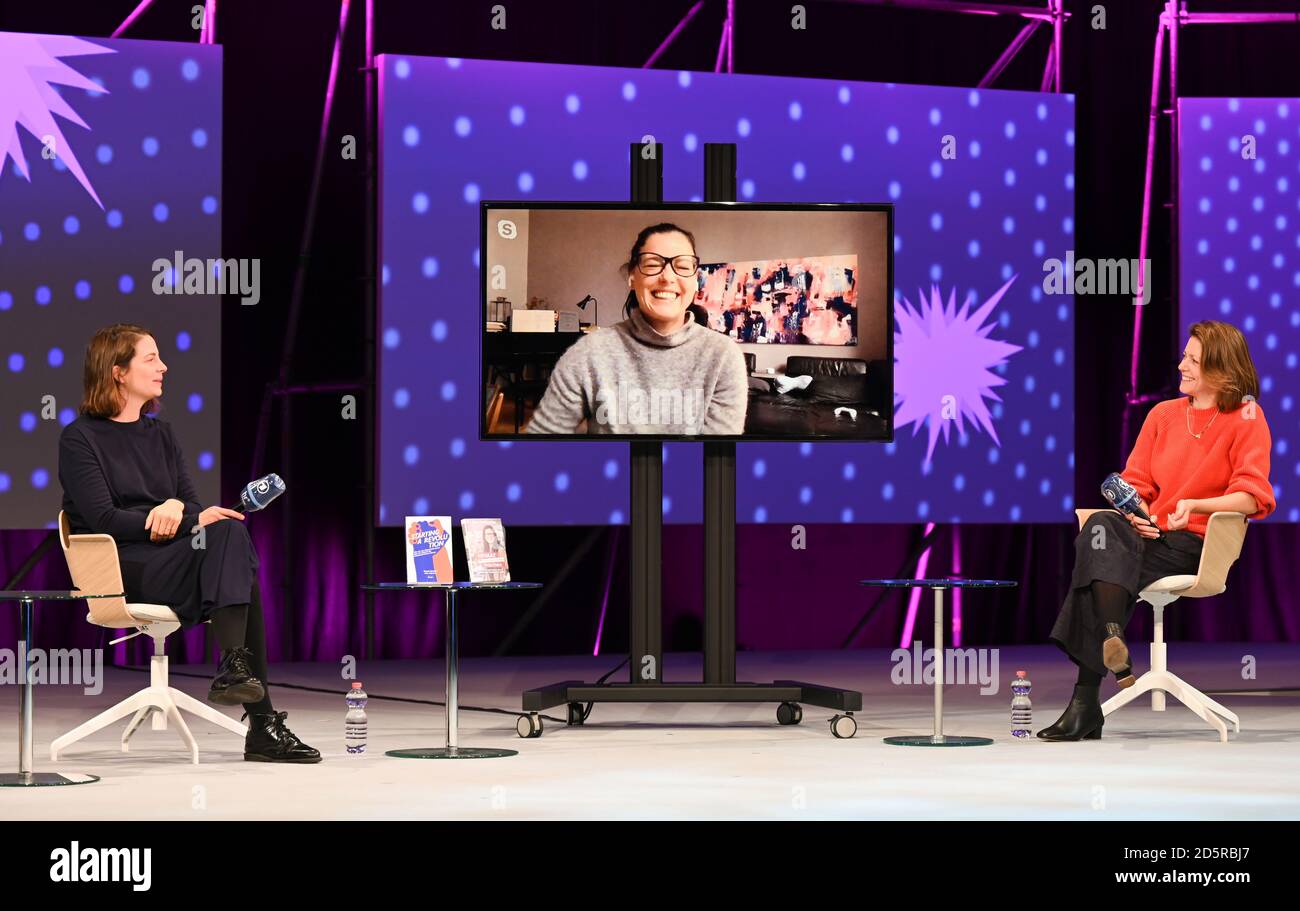 14. Oktober 2020, Hessen, Frankfurt/Main: Auf der Frankfurter Buchmesse diskutieren die Unternehmer Lisa Jaspers (l-r), Sina Trinkwalder und Naomi Ryland auf der ARD-Bühne in der Festhalle. Die korona-bezogene Sonderausgabe 2020 der Buchmesse findet vom 14. Bis 18. Oktober statt. Foto: Arne Dedert/dpa Stockfoto